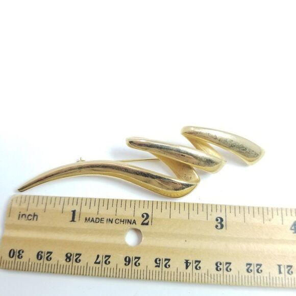 Vintage Gold Tone Zig Zag Brooch, Long Lapel Pin, Retro 80s Design - Picture 4 of 6
